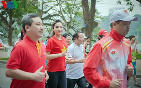 Hoa hậu Kỳ Duyên tham dự Ngày chạy Olympic vì sức khỏe toàn dân.
